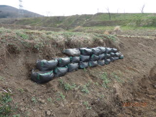 角型土のう袋UV黒PEを３段設置