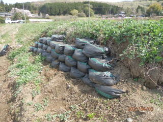 角型土のう袋UV黒PEを４段設置